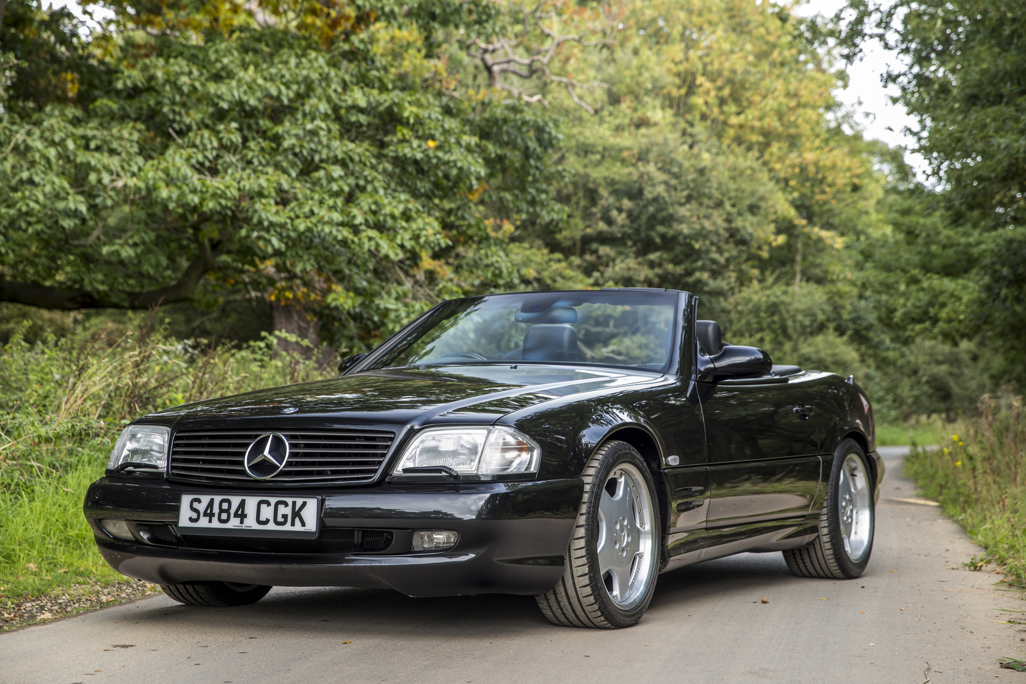 SL500 Mercedes-Benz – History of an Iconic Luxury Convertible插图1